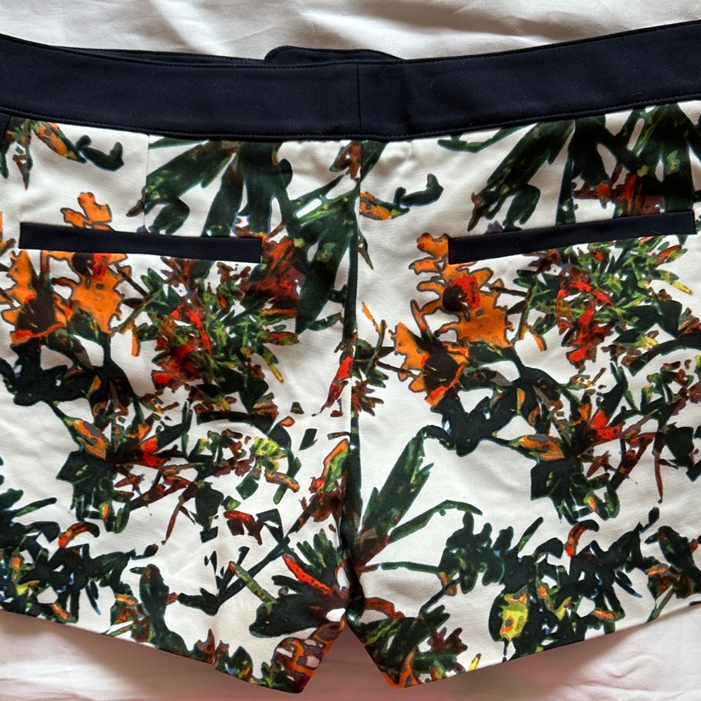 Club Monaco High Waist Floral Women's Shorts - Black and Green - Picture 4 of 7